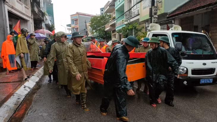 LLVT huyện Tiên Yên tham gia hỗ trợ di chuyển đồ cho người dân phố Thống Nhất (thị trấn Tiên Yên) bị ngập do mưa lũ năm 2023. Ảnh: Trần Hoàn (CTV)