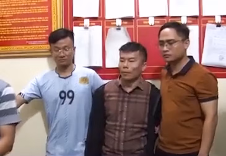 Đối tượng Đào Mạnh Cường (giữa) bị bắt giữ. Ảnh: CACC