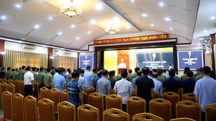 Trước giờ truy điệu, cán bộ, công nhân Công ty Than Dương Huy dành một phút mặc niệm Tổng Bí thư Nguyễn Phú Trọng