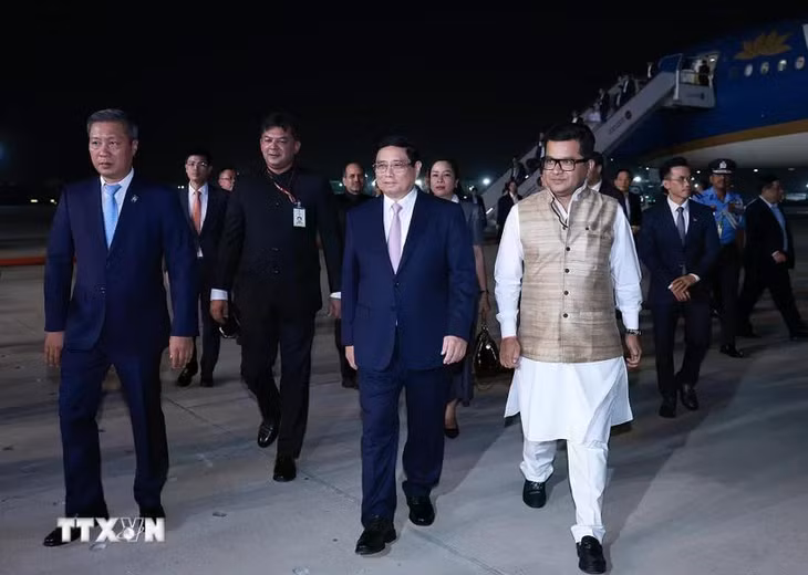 Thủ tướng Phạm Minh Chính đến sân bay quân sự Palam, Thủ đô New Delhi bắt đầu chuyến thăm cấp Nhà nước đến Ấn Độ. (Ảnh: Dương Giang-TTXVN)