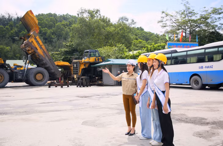 Trong hành trình trải nghiệm những đặc trưng của thành phố mỏ, các thí sinh đã tìm hiểu hoạt động tại Phân xưởng ô tô Công ty CP Than Đèo Nai - Cọc Sáu - TKV.