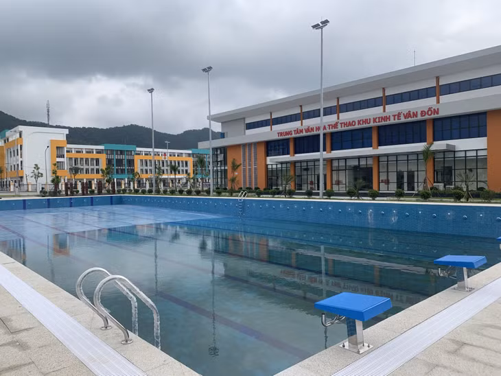 Trung tâm Văn hoá - Thể thao KKT Vân Đồn được đưa vào khai thác đã tạo ra sân chơi bổ tích cho người dân địa phương.