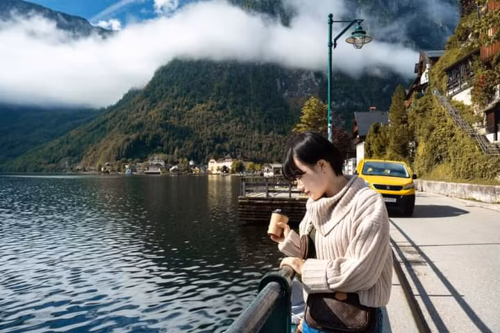 Mặt hồ Hallstätter See phẳng lặng như gương, mỗi buổi sáng sớm lại dập dờn gợn sóng nhuộm nắng vàng rực rỡ, lấp lánh như những viên ngọc quý. Du khách cũng có thể nhìn thấy qua làn nước trong vắt mây trời ôm lấy dãy núi Dachstein sừng sững, đỉnh phủ tuyết trắng xóa.