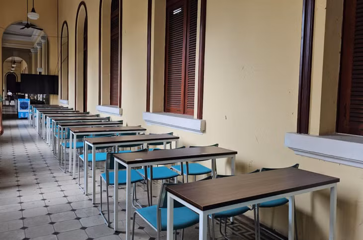 Do số lượng người tham dự đông, tòa tận dụng cả hành lang để bố trí chỗ ngồi. Ảnh: ĐN