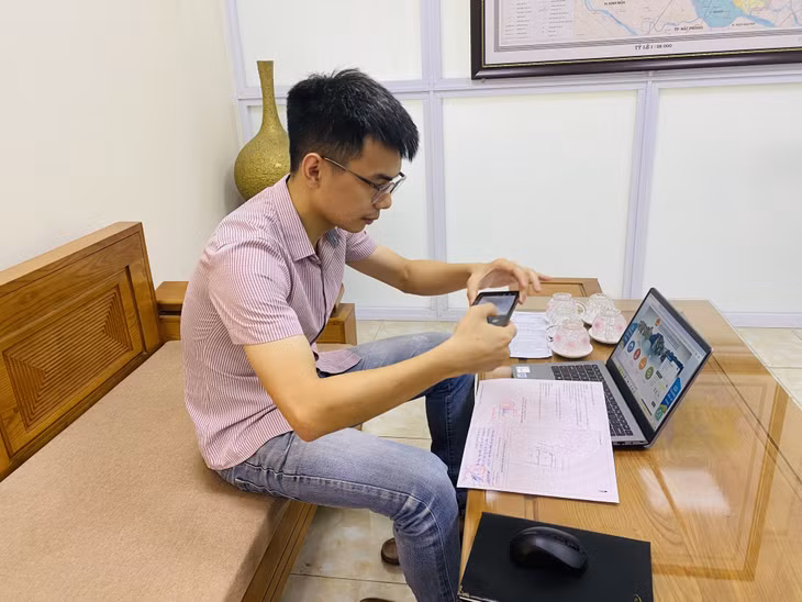 Anh Phạm Văn Thọ (phường Đông Triều, TX Đông Triều) thực hiện thủ tục hành chính qua hình thức trực tuyến.