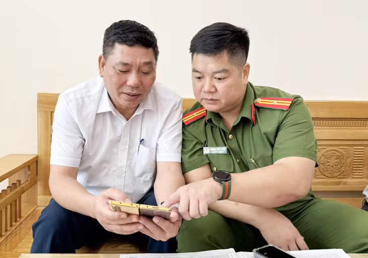 Những ngày qua, lực lượng Công an tỉnh đã tích cực hỗ trợ, hướng dẫn cán bộ, công chức, người lao động hoàn tất các thủ tục làm dịch vụ công, cài đặt định danh điện tử mức 2 và ghi Sổ tang điện tử trên ứng dụng VNeID.