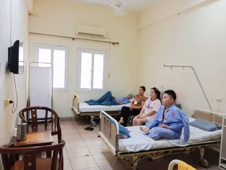 Mặc dù đang điều trị bệnh nhưng các bệnh nhân tại Bệnh viện Việt Nam - Thuỵ Điển Uông Bí cũng tranh thủ trước giờ khám bệnh để xem trực tiếp lễ viếng Tổng Bí thư.