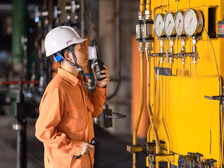 Công nhân kỹ thuật Nhà máy Nhiệt điện Quảng Ninh kiểm tra thông số kỹ thuật của các thiết bị.
