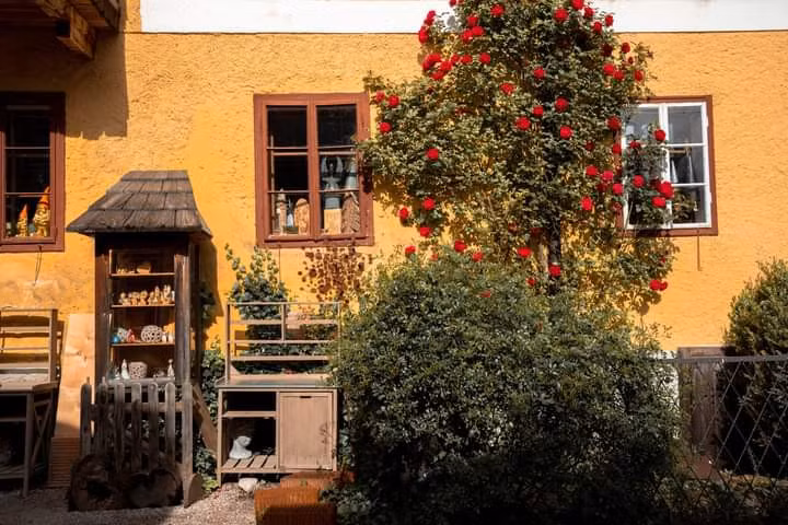 Một số lưu ý cho du khách khi đến Hallstatt à từ tháng 5 đến tháng 10, ôtô không được đi vào thị trấn từ 10h đến 17h. Ngoài ra, Hallstatt chỉ có khoảng 1.000 người dân sinh sống nên mức chi phí cho ăn uống và lưu trú khá đắt đỏ, du khách cần chủ động đặt phòng trước để tránh hết phòng.