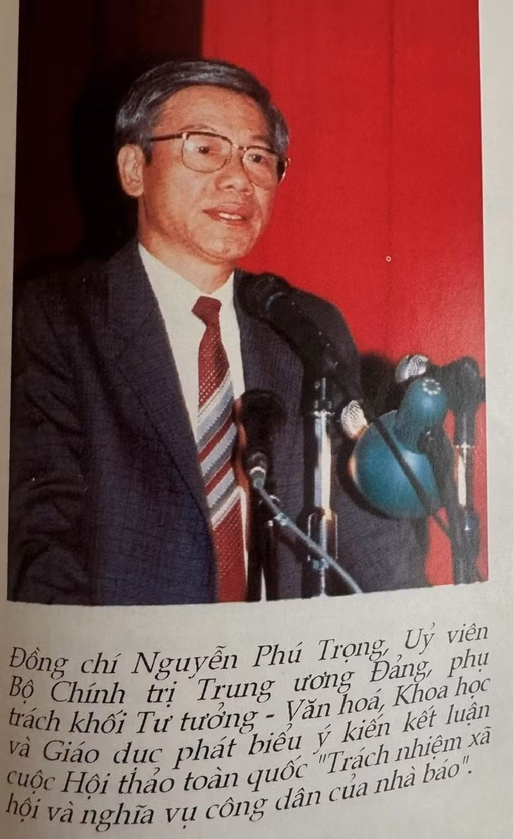 Ủy viên Bộ Chính trị, phụ trách khối Tư tưởng - Văn hóa và Khoa học - Giáo dục Nguyễn Phú Trọng phát biểu kết luận Hội thảo "Trách nhiệm xã hội và nghĩa vụ công dân" của nhà báo.