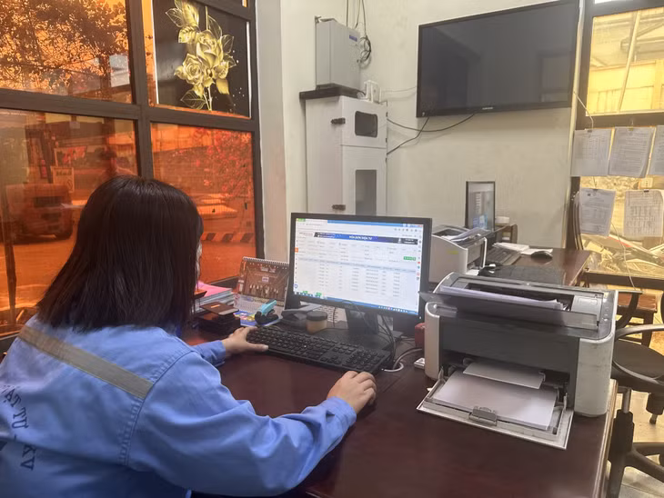 Nhân viên Xí nghiệp vật tư Cẩm Phả tạo lập HĐĐT cho khách hàng sau từng lần bán hàng.