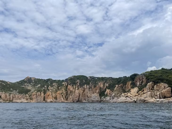 Du khách có thể đi thuyền ra những bãi tắm hoang sơ và ngắm san hô.