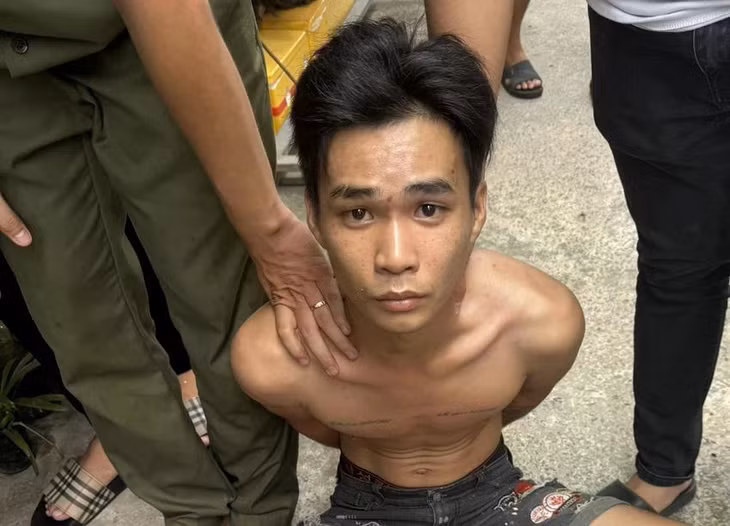 Lê Thành Dư bị công an bắt giữ vì đã đâm chết người lái xe ôm để cướp tài sản. Ảnh: CA