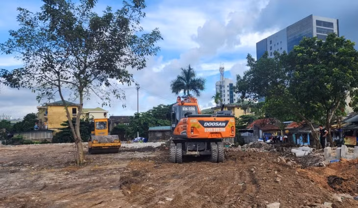 Phường Hồng Hải tổ chức dọn dẹp các bãi đất trống để làm bãi đỗ xe tạm thời.