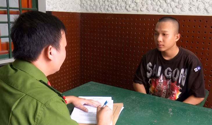 Tại cơ quan Công an, đối tượng Nam khai nhận hành vi cố ý gây thương tích của mình. Ảnh: Nghiêm Túc