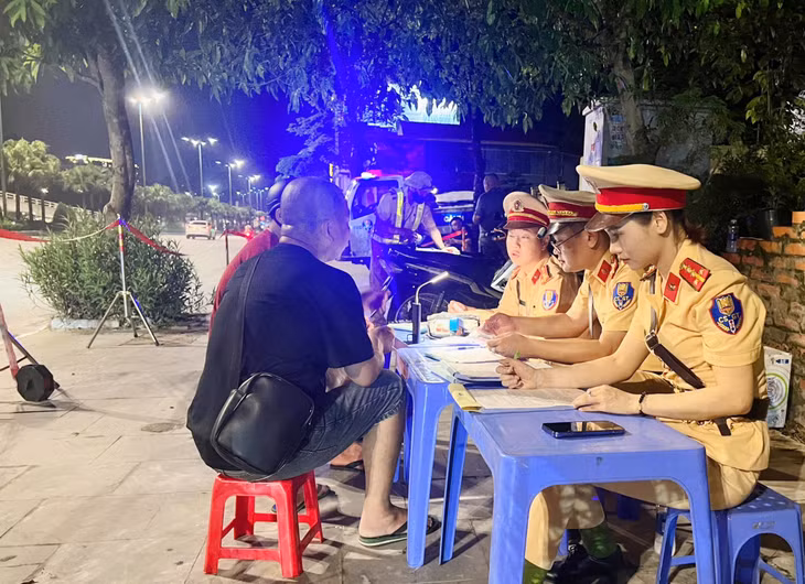 Cán bộ, chiến sĩ Đội CSGT đường bộ số 2 (Phòng CSGT Công an tỉnh) xử lý lái xe vi phạm nồng độ cồn.