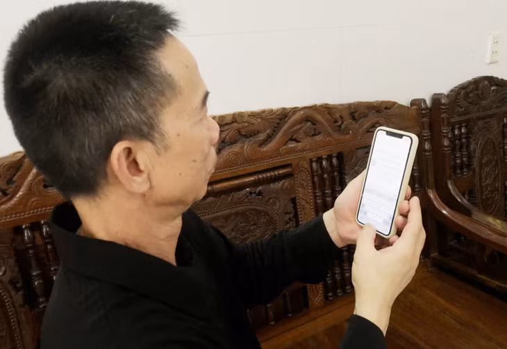 Ông Cao Văn Vương, phường Cao Thắng, TP Hạ Long truy cập vào Sổ tang điện tử trên VNeID để gửi lời tưởng nhớ tới vị lãnh đạo ưu tú của dân tộc.