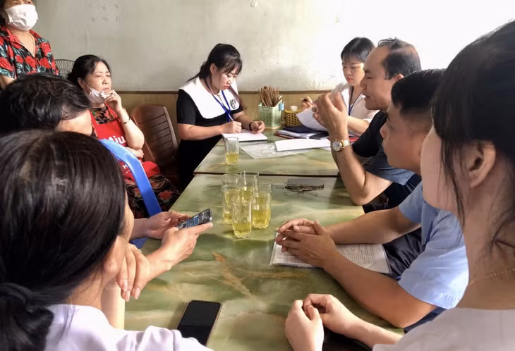 Đoàn kiểm tra liên ngành làm việc với chủ quán ăn.