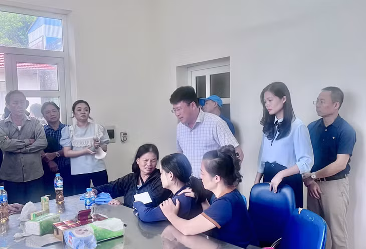 Lãnh đạo UBND TP Hạ Long thăm hỏi và động viên, hỗ trợ gia đình các nạn nhân.