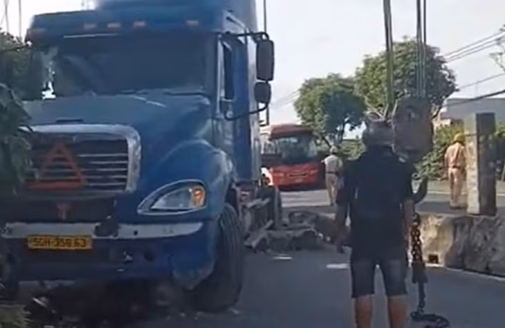Hiện trường vụ xe đầu kéo tông dải phân cách lao vào nhà dân.