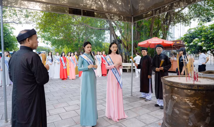 Trong tà áo dài truyền thống của dân tộc, các thí sinh dâng nén hương trầm tưởng nhớ công lao to lớn của Đức Ông Hưng Nhượng Vương Trần Quốc Tảng.