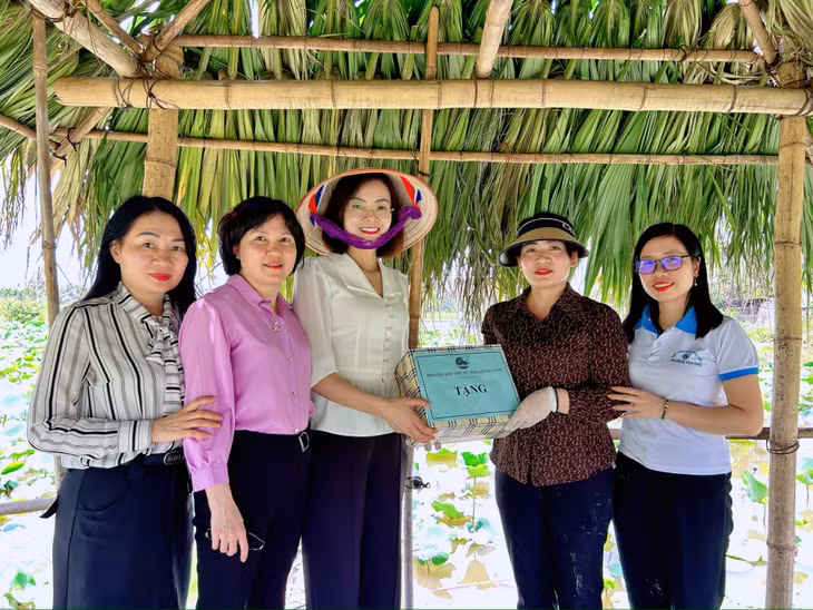 Lãnh đạo Hội LHPN tỉnh thăm, tặng quà hội viên phụ nữ tham gia mô hình phát triển kinh tế tại TX Đông Triều. Ảnh: Hội LHPN tỉnh cung cấp