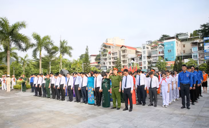 Đoàn đại biểu dành một phút mặc niệm tưởng nhớ công ơn của đồng chí Vũ Văn Hiếu, Bí thư Đặc khu ủy đầu tiên Khu mỏ Quảng Ninh.