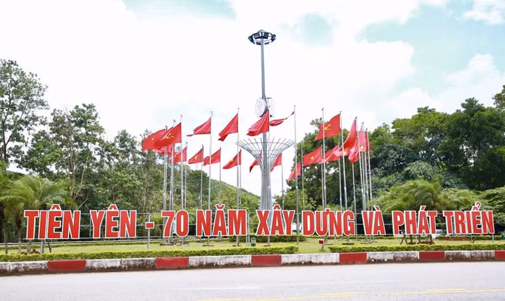 Tại thị trấn Tiên Yên tất cả các tuyến đường được trang hoàng cờ, hoa rực rỡ cùng các khẩu hiệu cổ động chào mừng kỷ niệm ngày trọng đại của huyện.