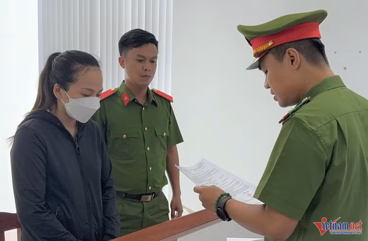 Công an đọc lệnh khởi tố đối với Trần Thị Thục Nhi.