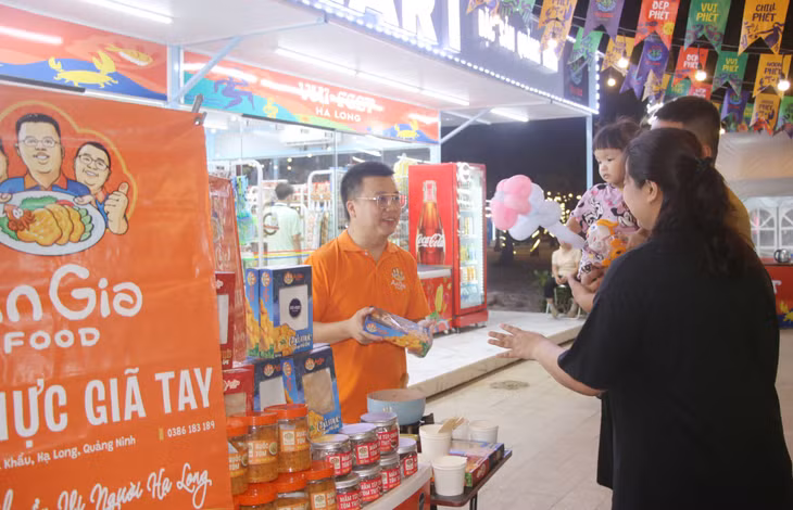 Du khách tìm hiểu về đặc sản chả mực Hạ Long.