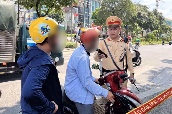 Trong chiều 8.7, tổ công tác Đội CSGT số 2 phát hiện 6 trường hợp vi phạm nồng độ cồn. Ảnh: Thế Kỷ
