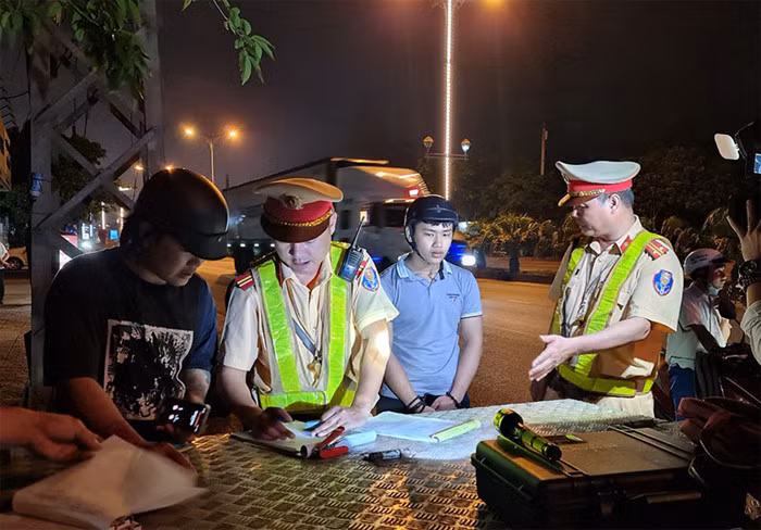 CSGT xử lý vi phạm kết hợp tuyên truyền, giáo dục người dân nâng cao ý thức khi tham gia giao thông.