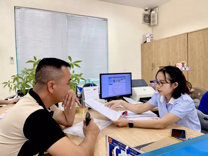 Cán bộ Trung tâm Hành chính công huyện Hải Hà hướng dẫn, hỗ trợ hồ sơ thủ tục cho doanh nghiệp.