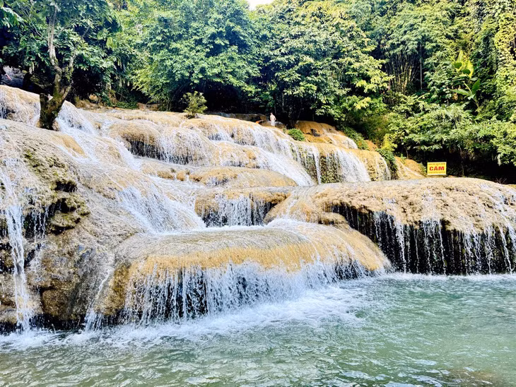 Sau khi đã thỏa thích trầm mình trong làn nước mát lạnh, sảng khoái, du khách có thể tham quan nhiều ngôi nhà sàn truyền thống của dân tộc Mường sống quanh thác Mây, trong đó nhiều ngôi nhà cổ có tuổi đời hàng trăm năm.