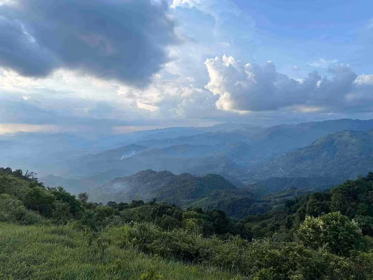 Là một phần của bức tranh huyện Ngân Sơn, không gian bao la, mát lành, những con đường ngoằn ngoèo dọc ngang đồi, cõng màu xanh xen lẫn sắc tím hoa mua của thảo nguyên Sam Chiêm chắc chắn sẽ đem đến trải nghiệm tuyệt vời cho du khách. Ngoài thư giãn tại Sam Chiêm, du khách có thể ghé những địa điểm nổi tiếng khác của Bắc Kạn như Hồ Ba Bể, Động Hua Mạ, thác Đầu Đẳng...