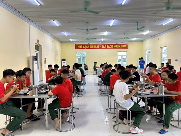 Trải nghiệm bữa ăn trong môi trường quân ngũ tại Trung đoàn 244 (TP Uông Bí).