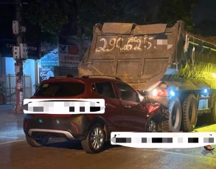 Hiện trường vụ tai nạn giao thông trên quốc lộ 3 khiến 2 người ngồi trên ô tô con tử vong.