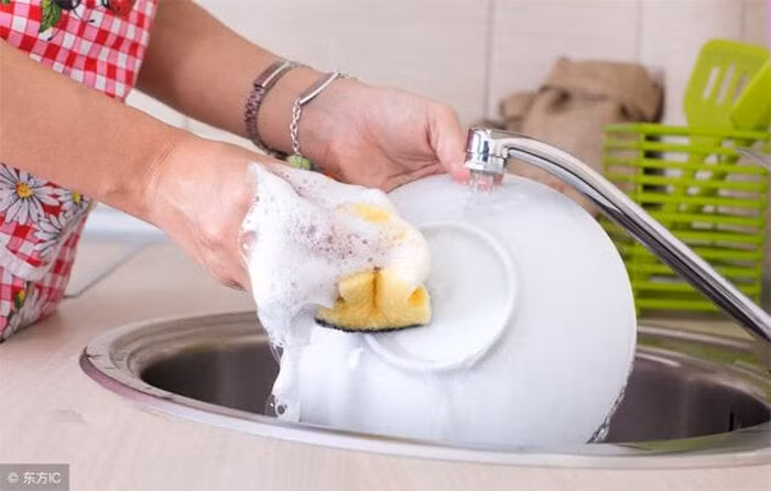Sử dụng quá nhiều nước rửa bát sẽ gây hại cho sức khỏe. (Ảnh: Sohu)
