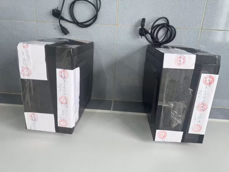 Tang vật gồm máy tính và điện thoại di động để các đối tượng cá độ bóng đá.