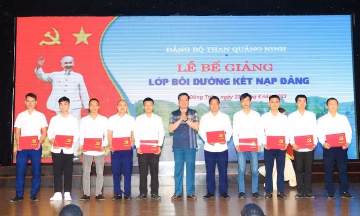 Đồng chí Bùi Văn Ngợi - Trưởng Ban Tuyên giáo Đảng ủy Than Quảng Ninh trao giấy chứng nhận cho các học viên lớp bồi dưỡng kết nạp đảng.