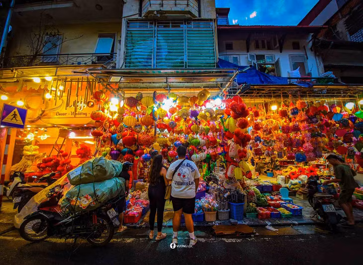 Dịp này, người dân và du khách đổ về phố Hàng Mã để vui chơi và mua sắm, chụp ảnh. Ảnh: Vương Lộc