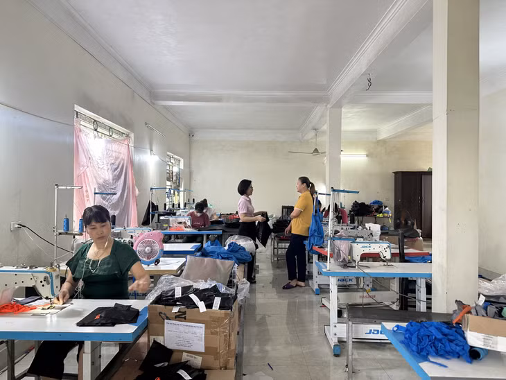 Nguồn vốn vay từ ngân hàng giúp bà Nguyễn Thị Minh, thôn Cửa Phúc, xã Việt Dân, TX Đông Triều, phát triển xưởng may gia công.