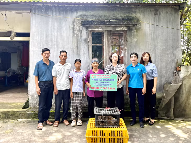 HND phường Hải Hoà (TP Móng cái) hỗ trợ gà giống cho gia đình ông Nguyễn Ngọc Thụ để phát triển kinh tế. Ảnh: HND tỉnh cung cấp.