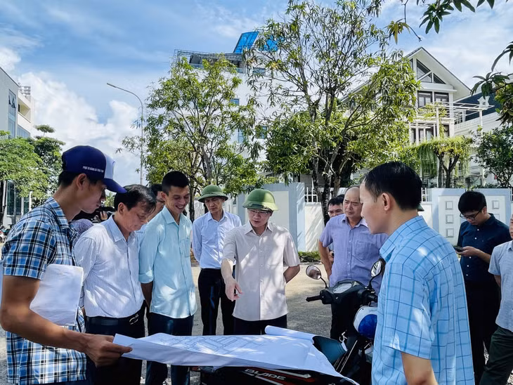 Đồng chí Vũ Quyết Tiến, Bí thư Thành ủy Hạ Long, kiểm tra tiến độ thi công các tuyến đường tại Khu đô thị lấn biển Vựng Đâng (phường Yết Kiêu, TP Hạ Long).