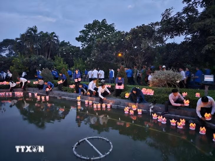 Thả đèn hoa đăng tưởng nhớ các Anh hùng liệt sỹ. (Ảnh: Chương Đài/TTXVN)