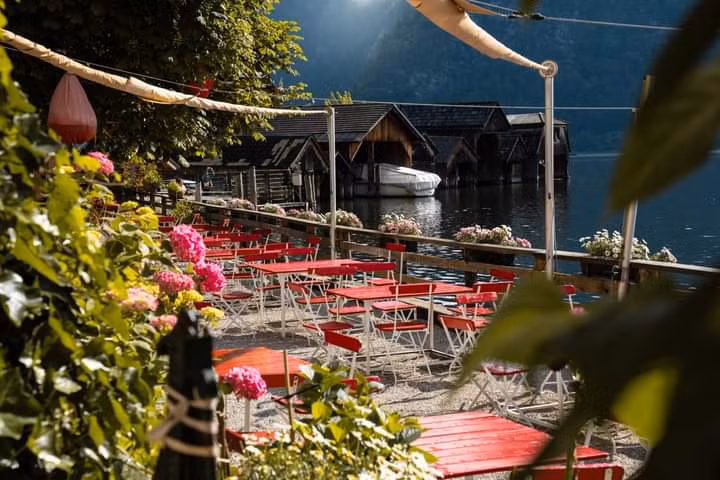 Khí hậu ở Hallstatt trong lành, dễ chịu, từng góc làng đều thoang thoảng mùi hương cỏ cây pha trộn hương cà phê thơm lừng. Đến Hallstatt, du khách nên thử cà phê, các món ăn được chế biến từ cá mang hương vị tươi ngon, món bánh strudel hay các loại bánh ngọt có nhân táo, mận...