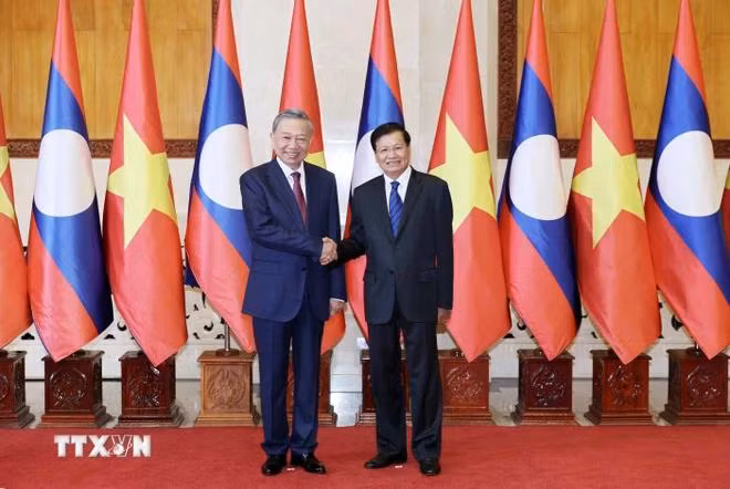 Chủ tịch nước Tô Lâm và Tổng Bí thư, Chủ tịch nước Lào Thongloun Sisoulith chụp ảnh chung. Ảnh: Nhan Sáng-TTXVN