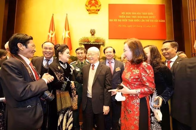 Tổng Bí thư Nguyễn Phú Trọng với đại biểu dự Hội nghị Văn hóa toàn quốc triển khai thực hiện Nghị quyết Đại hội Đại biểu toàn quốc lần thứ XIII của Đảng (24/11/2021).(Ảnh: Trí Dũng/TTXVN).