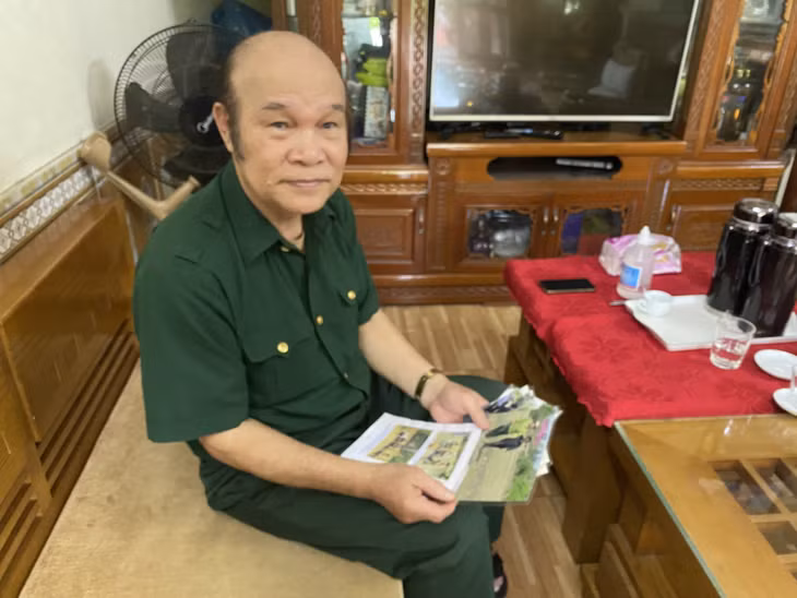 Ông Lê Long Triệu, thương binh hạng 1/4 (phường Hà Tu, TP Hạ Long) bên những tấm ảnh lưu lại kỷ niệm của các chuyến đi tìm hài cốt đồng đội.