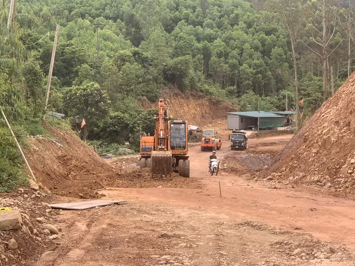 Tuyến đường từ QL18A đi vào thác Pạc Sủi (xã Yên Than, huyện Tiên Yên) được cải tạo, nâng cấp, mở rộng.